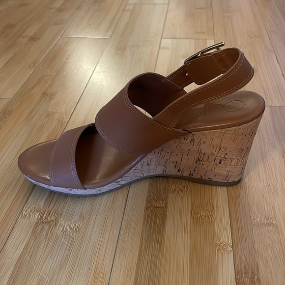 Women’s Calvin Klein Wedge Heels. Tan. Size 8. - Picture 4 of 5